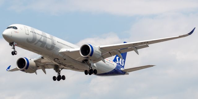 Airbus A350-900 (SE-RSA) - Scandinavian Airlines Airbus 350-941 arriving from Copenhagen landing on runway 29 at Newark on 7/28/21.