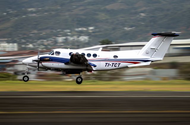 Beechcraft Super King Air 200 (TI-TCT)