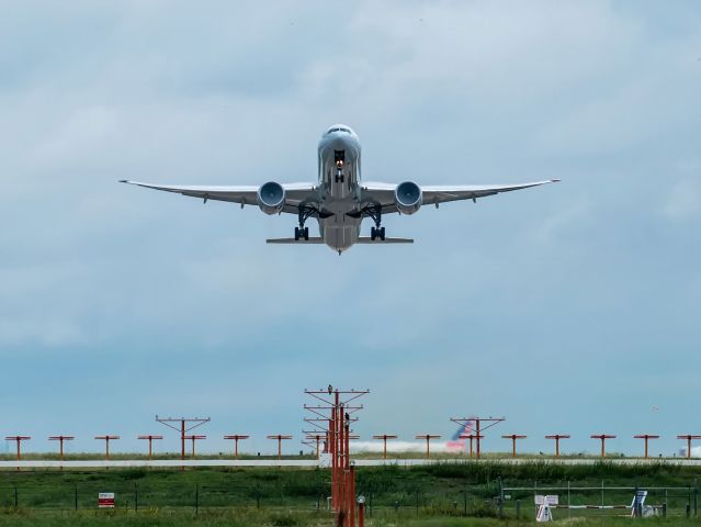BOEING 777-300 —