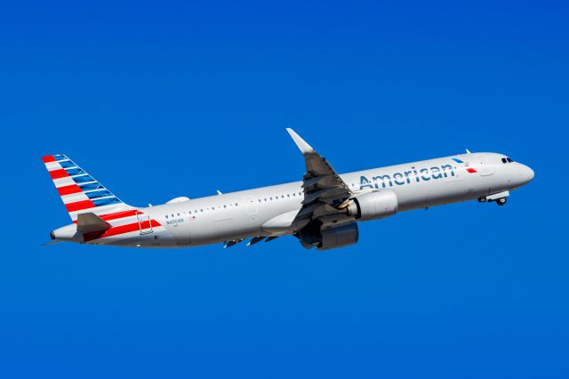 Airbus A321neo (N400AN) - An American Airlines A321 neo taking off from PHX on 2/1/23. Taken with a Canon R7 and Tamron 70-200 G2 lens.