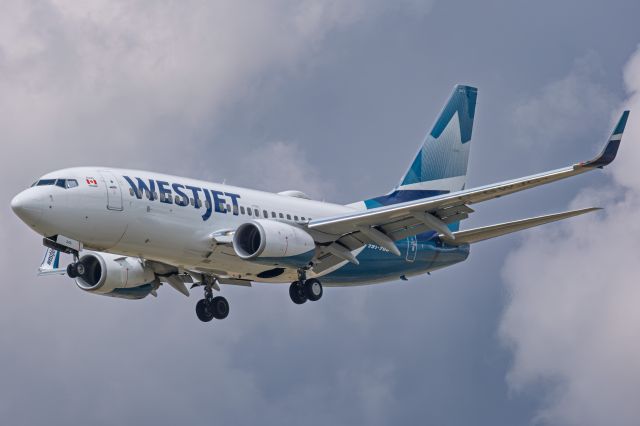 Boeing 737-700 (C-GWJG)