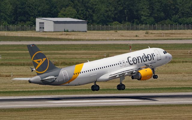 Airbus A320 (D-AICC) - take off at EDDL/ DUS on RWY 05R, 22. jun. 2022