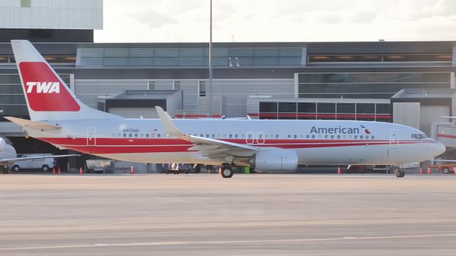 Boeing 737-800 (N915NN)