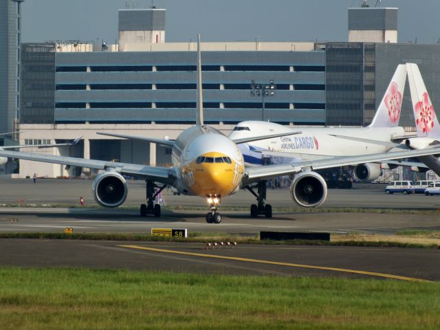 Boeing 777-200 (9V-OTP) - Scoot