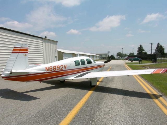 Mooney M-20 (N6892V) - On ramp at KILG.