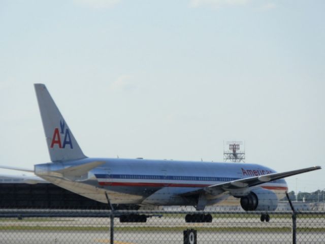 Boeing 777-200 (N792AN)