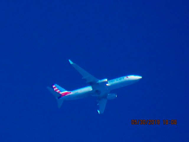 Boeing 737-800 (N988NN)