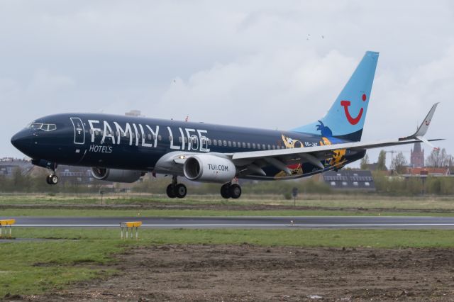 Boeing 737-700 (OO-JAF) - Taken at RWY 26 spot   - Special Family Life C/S