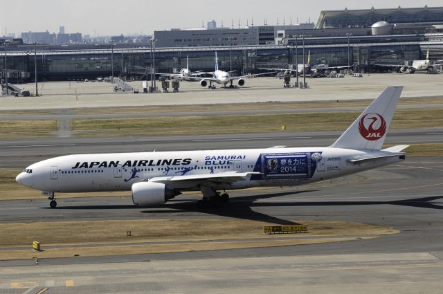 Boeing 777-200 (JA8985) - Taxing at Tokyo-Haneda Intl Airport on 2014/03/07 Samurai Blue 2014 c/s