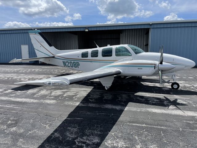 Beechcraft Baron (58) (N208P)