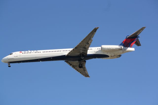 McDonnell Douglas MD-88 (N957DL) - Delta Flight 1621 (N957DL) arrives at Sarasota-Bradenton International Airport following a flight from Hartsfield-Jackson Atlanta International Airport