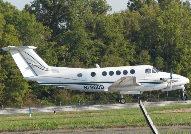 Beechcraft Super King Air 200 (N786DD) - Taking off on 14 at Downtown Shreveport.