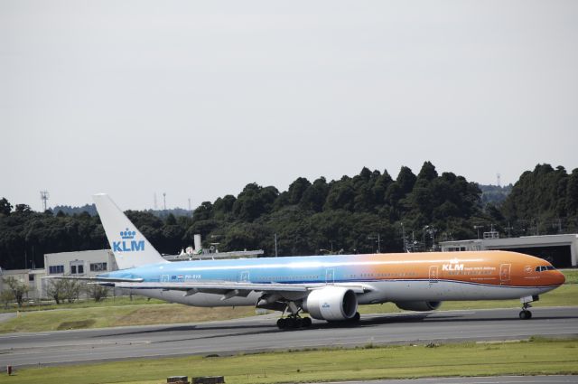 BOEING 777-300 (PH-BVA) - Taxing at Narita Intl Airport on 2017/09/15