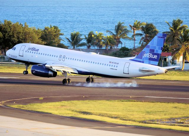 Airbus A320 (N729JB)