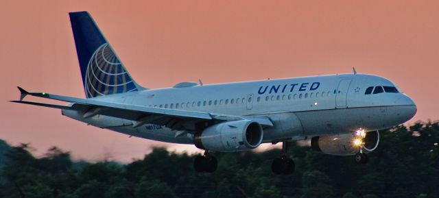 Airbus A319 (N817UA) - Dusk shots comes out usually too noisy, however this shot of a UA A319 didnt turn out too bad.