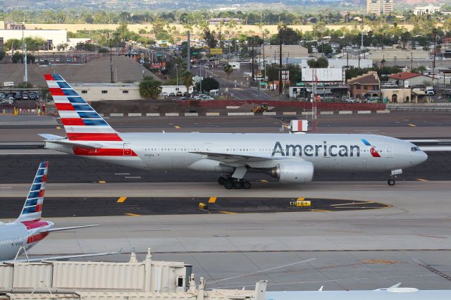 Boeing 777-200 (N768AA)