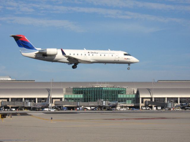 Canadair Regional Jet CRJ-200 (N454SW) - Landing on RWY 19R