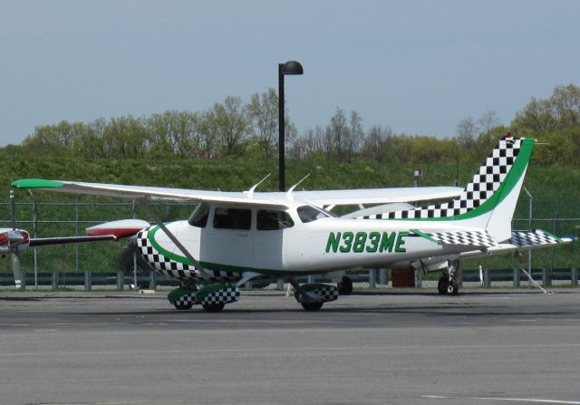 Cessna Skyhawk (N383ME) - A unique but great paintjob!