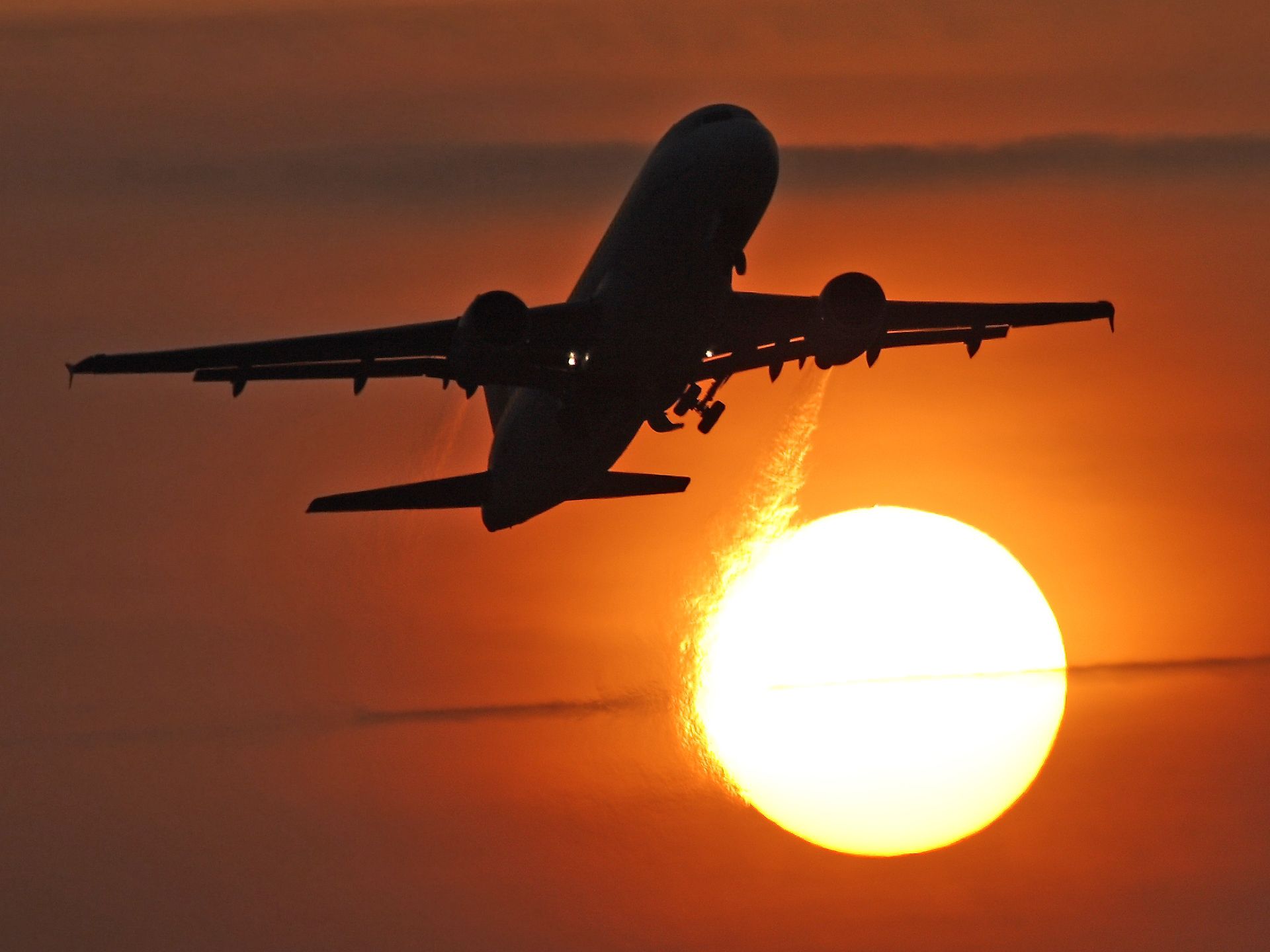 Airbus A320 (F-GHQI) - Reactor passing in front of the sun.