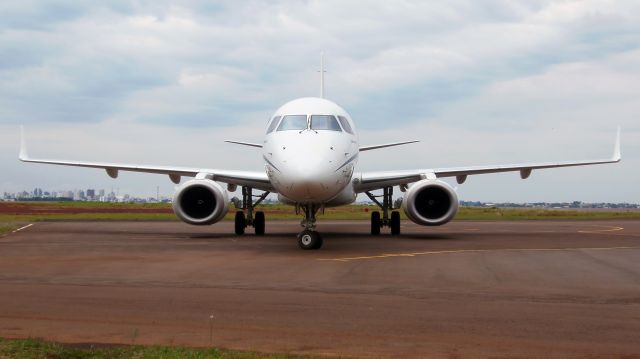 Embraer ERJ-190 (FAB2590)