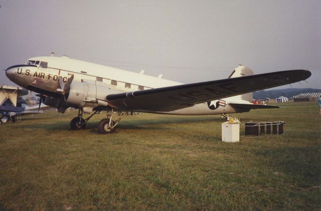 Douglas DC-3 (N8704)