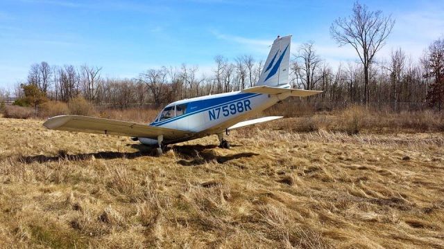 Piper Cherokee (N7598R)