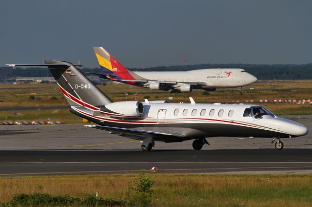 Cessna Citation CJ3 (D-CHIO) - date: 14-Aug-2014: while D-CHIO lines up for RWY18 an Asiana Cargo Boeing 747 vacates RWY25L