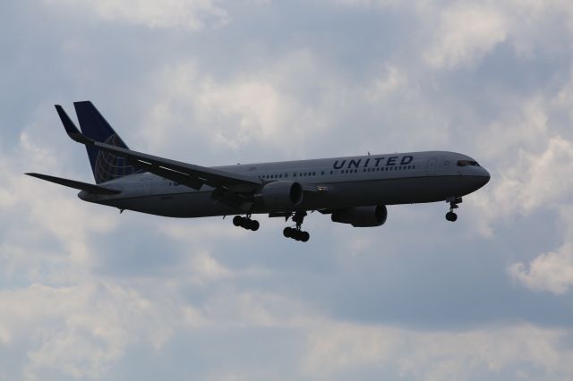 BOEING 767-300 (N669UA) - United 767-400 on approach to KEWR 04L. 