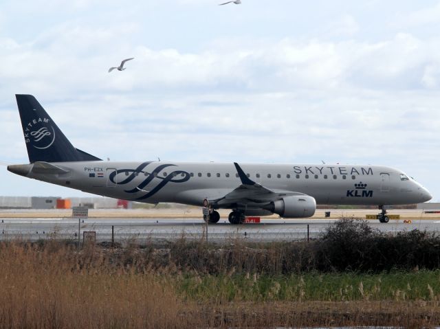 Embraer 170/175 (PH-EZX) - 06 fév 2014