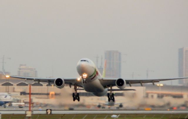 Airbus A330-200 (CS-TOQ)