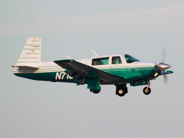 Mooney M-20 — - Final runway 8