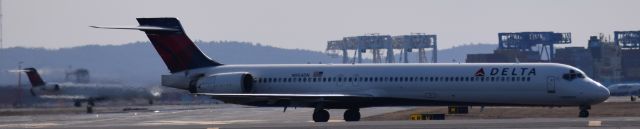 McDonnell Douglas MD-90 (N954DN)