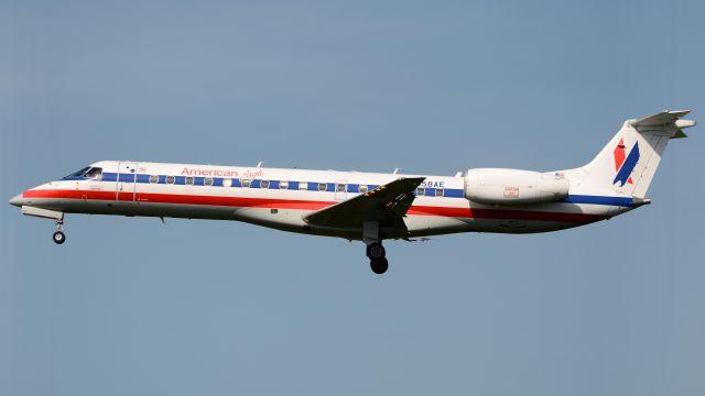 Embraer ERJ-135 (N858AE)