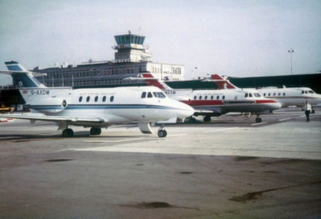 Hawker Siddeley HS-125-400 (G-AXOM) - scanned from postcard