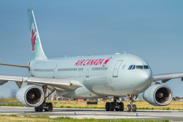 Airbus A330-300 (C-GHKW) - ACA420 on her way to Montreal