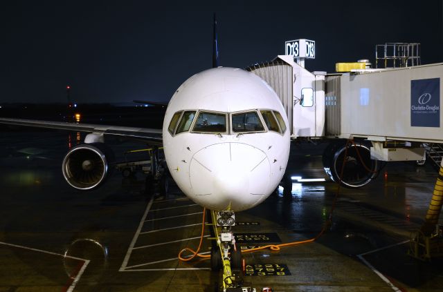 Boeing 757-200 (N935UW) - A few weeks later this aircraft was repainted in the new American livery.