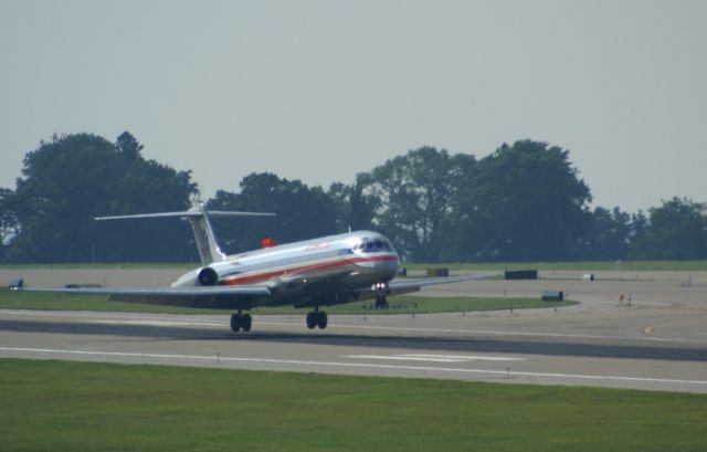 McDonnell Douglas MD-83 (N9677W)