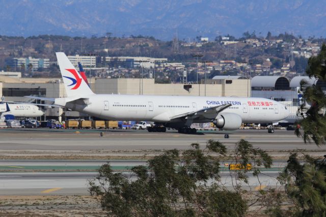 BOEING 777-300 (B-2002)