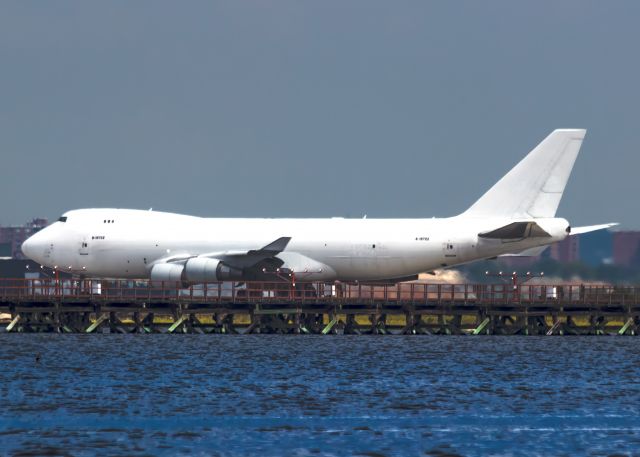 Boeing 747-400 (B-18722)