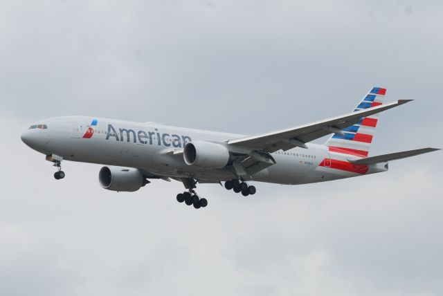 Boeing 777-200 (N768AA)