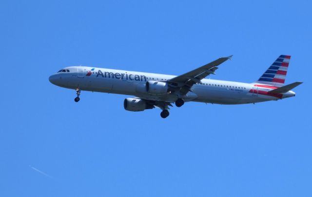 Airbus A321 (N184US) - Shown here on approach is an American Airlines Airbus A321 in the Summer of 2018. 