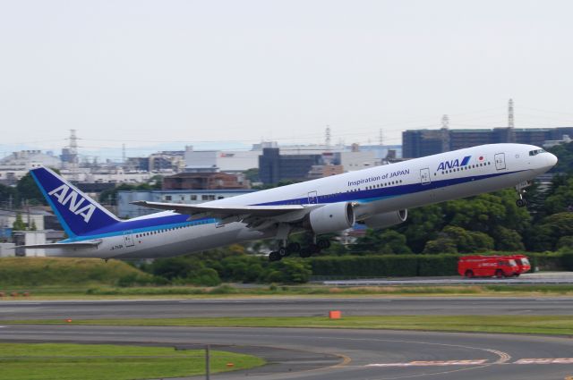 BOEING 777-300 (JA753A)