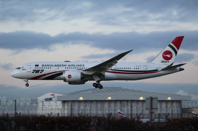 Boeing 787-8 (S2-AJV) - A Biman Bangladesh Airlines B787-8 on final approach into LHR, landing on runway 27L.br /br /Location: Great South-West Road.br /Date: 21.12.22 (dd/mm/yy).