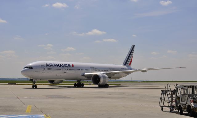 Boeing 777-200 (F-GZNG) - Air France Boeing 777-328(ER) F-GZNG in Paris