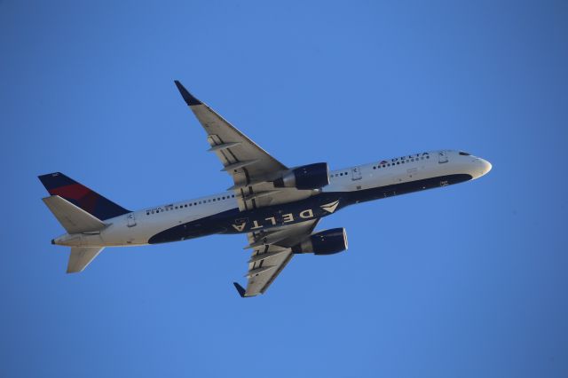 Boeing 757-200 (N537US)