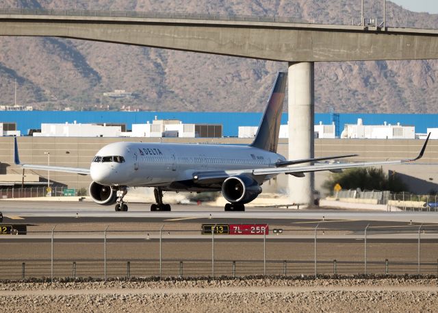 Boeing 757-200 (N669DN)