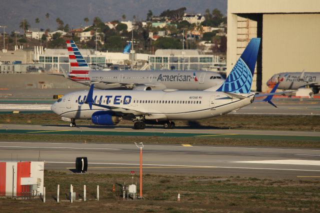 Boeing 737-800 (N37290)