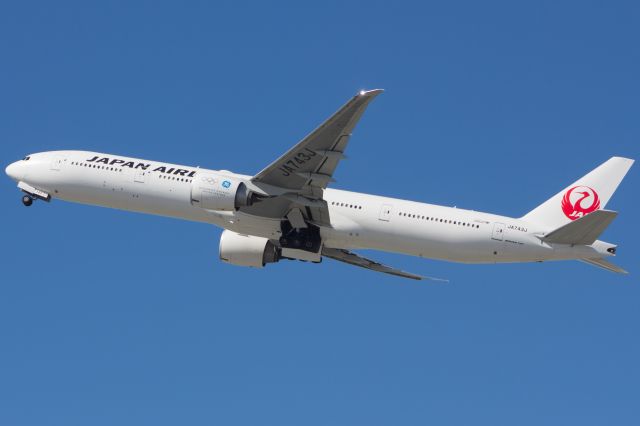 BOEING 777-300ER (JA743J)