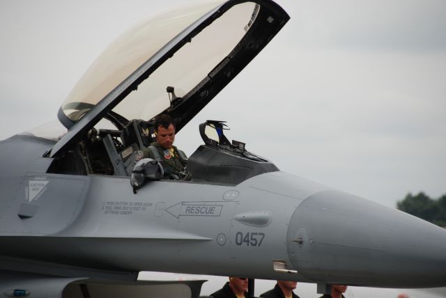 88-0457 — - A very hard working pilot parking his F-16, you can see his crew awaiting his egress from his aircraft.  Aug 7/09.