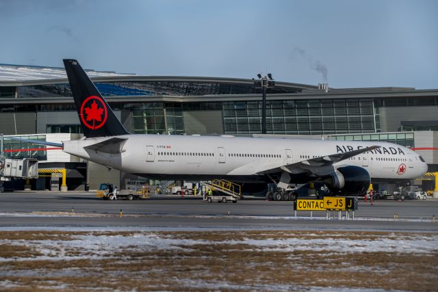 BOEING 777-300ER (C-FITW)